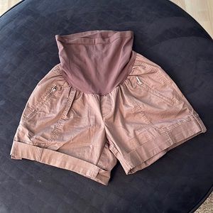 A Pea in the Pod Maternity 5” cuffed shorts. Color: Brown. Wonderful condition.